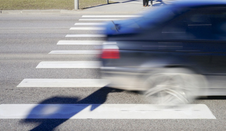Auto srazilo na přechodu v Olomouci matku s dcerou