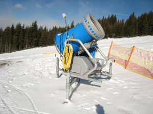 Mladík se zabil při jízdě na bobech, narazil do sněžného děla