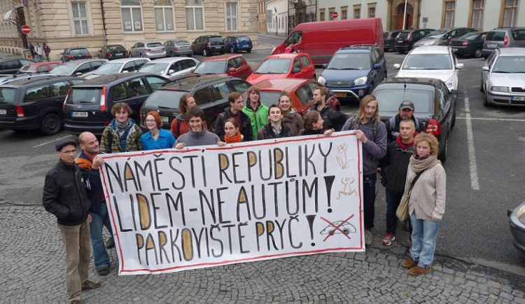 Komunita nechce parkoviště na Náměstí Republiky, na Facebooku vyzývá k protestnímu focení