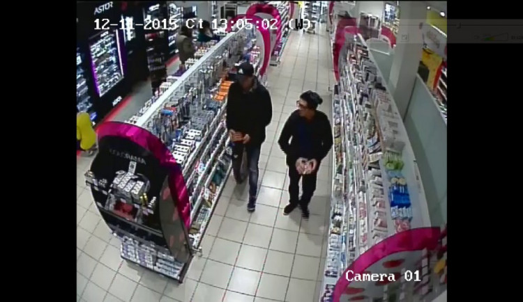 Dva muži ukradli z drogerie v centru Olomouce zboží přes 17 tisíc korun, zachytila je kamera