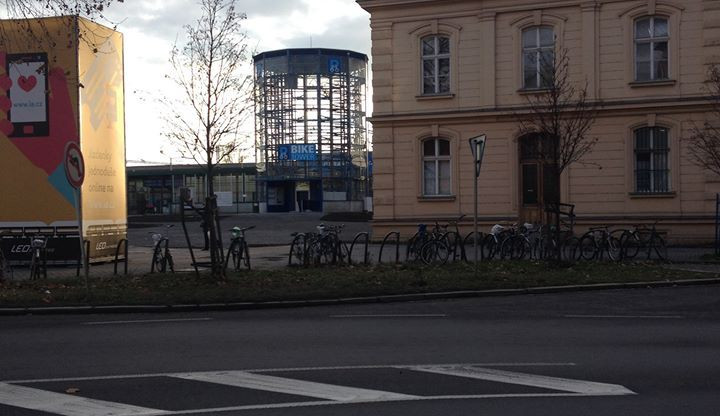 #drbnohled od Lucky: V Přerově najdete více kol ve stojanech před parkovací věží, než v ní