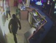 VIDEO: Muž šel za servírkou za bar s nožem v ruce, ukradl číšnický flek. Nepoznáte ho?