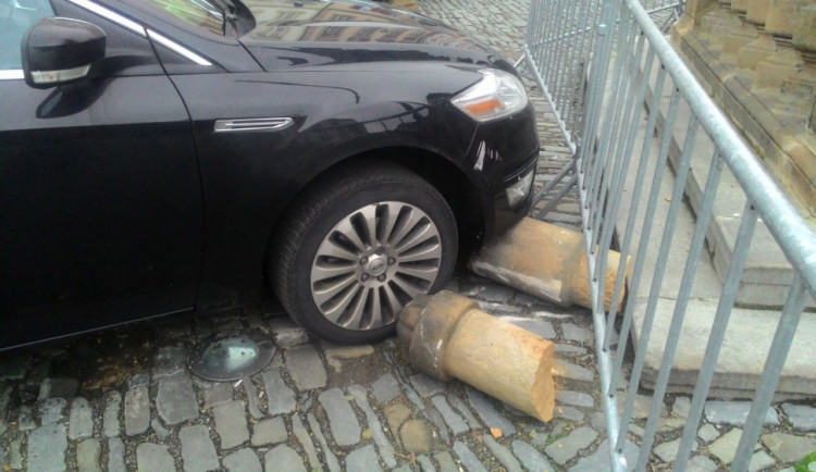 Dnes ráno byl na Dolním náměstí poškozen Morový sloup, najelo do něj auto
