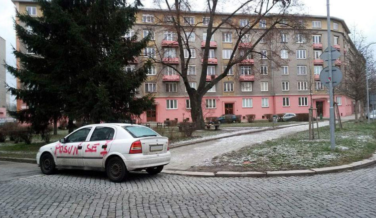 #drbnohled od čtenáře: Vandal nechal vzkaz špatně parkujícímu řidiči. Sprejem na autě