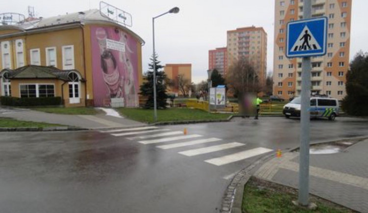 Žena srazila na přechodu školačku, policie ji hledá kvůli objasnění případu