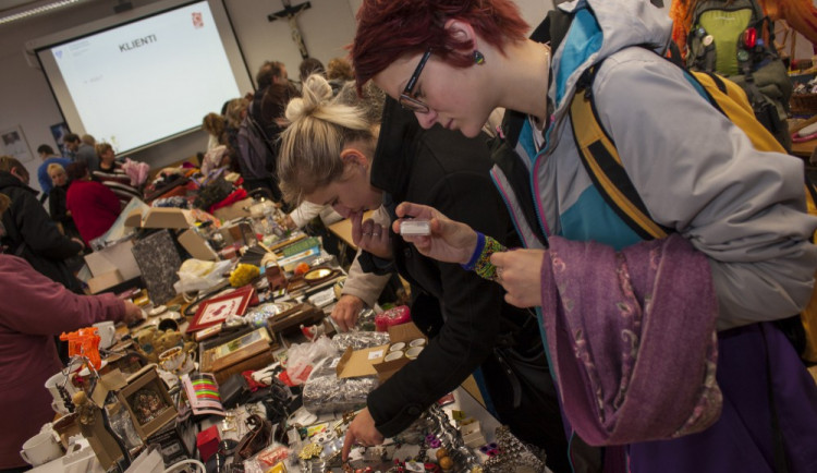 Olomoučtí studenti pořádají dobročinný bleší trh. Darováním předmětu přispějete na dobrou věc