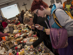 Olomoučtí studenti pořádají dobročinný bleší trh. Darováním předmětu přispějete na dobrou věc