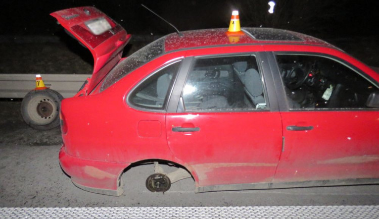 Žena havarovala se svým autem na dálnici, příčinou bylo pravděpodobně upadlé kolo