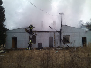 Ve Šternberku hořela budova bývalé vrátnice, obývali ji lidé bez domova
