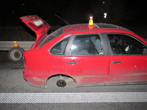 Žena havarovala se svým autem na dálnici, příčinou bylo pravděpodobně upadlé kolo
