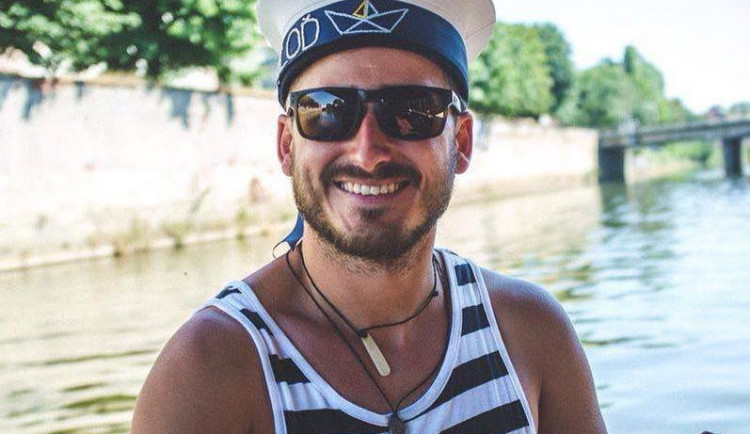 Přeplul oceán na historické plachetnici, teď brázdí vody s Ololodí – kapitán Šimon Pelikán