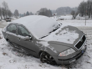 V Olomouckém kraji se od soboty stalo 33 dopravních nehod. Mohlo za ně počasí, ale i zvěř