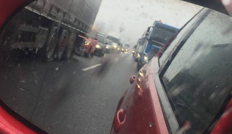 #drbnohled od Simony: Tři hodiny v zácpě. Takto dnes vypadala situace na dálnici u Prostějova