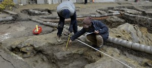 Archeologové našli u filozofické fakulty 62 hrobů, některé pocházejí ze středověku
