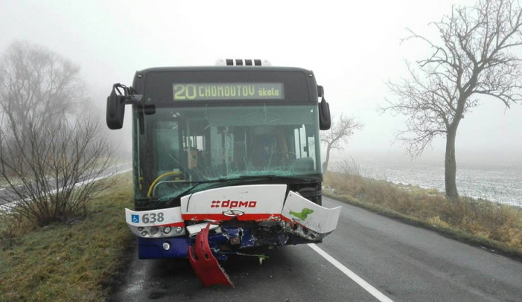 U Poděbrad se stala nehoda s těžkým zraněním, autobus se srazil se dvěma auty