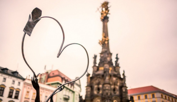 Valentýnské kovové srdce Olomouce už je zase na svém místě