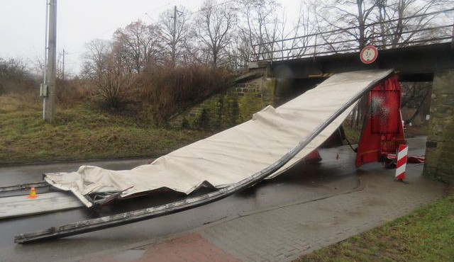 Řidič neodhadl výšku mostu, svému náklaďáku urazil korbu