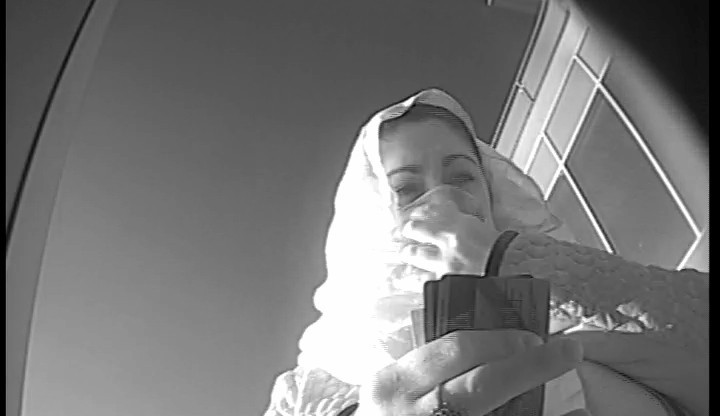 VIDEO: Kabelková zlodějka znovu útočí, poznáte ji na záběrech z kamer?
