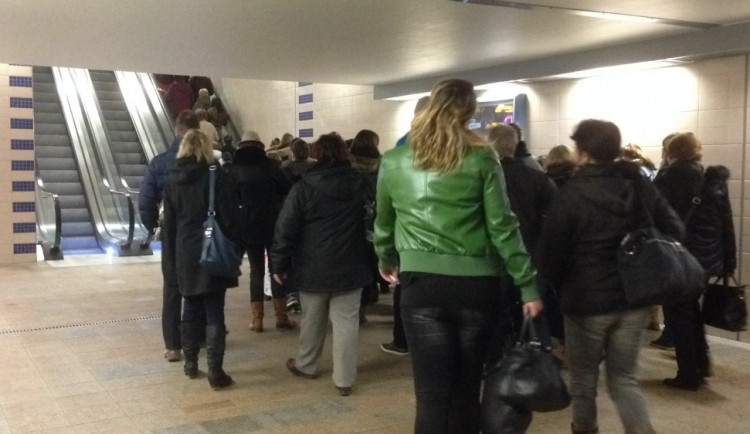 VIDEO: Sice máme v Olomouci nové moderní nádraží, ale co ty fronty u eskalátorů?