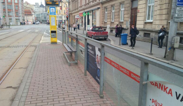 Vandal na ulici Palackého v Olomouci rozbíjel co se dalo