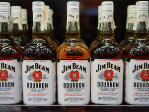 V olomouckém hypermarketu muž ukradl sedm lahví whisky, schoval si je pod bundu