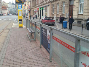 Vandal na ulici Palackého v Olomouci rozbíjel co se dalo