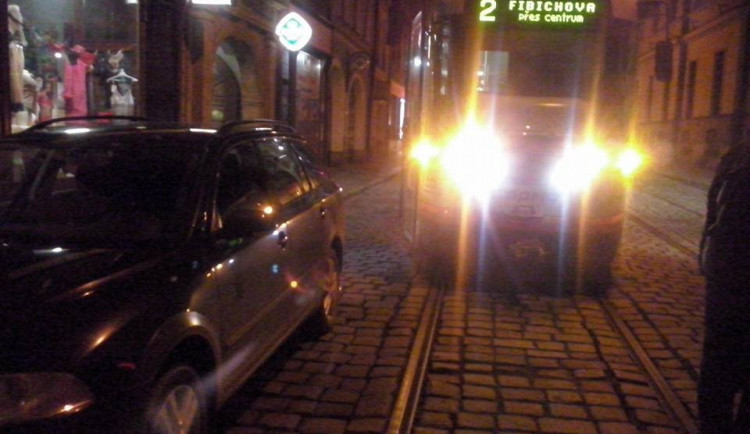 #drbnohled od Martina: Kvůli jednomu špatně zaparkovanému autu nejezdí tramvaje přes centrum k nádraží