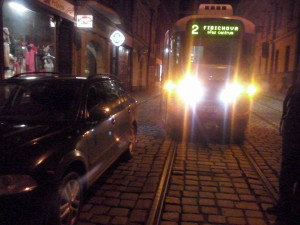#drbnohled od Martina: Kvůli jednomu špatně zaparkovanému autu nejezdí tramvaje přes centrum k nádraží