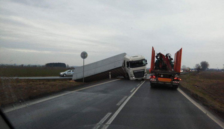Kamion s obilím skončil v příkopu u odbočky na Tovéř