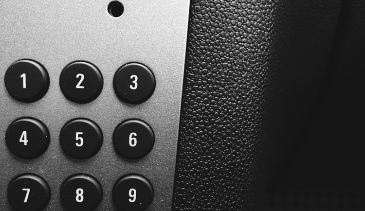 Seniorka si přes telefon sjednala úvěr, naletěla podvodníkovi a přišla o tisíce korun