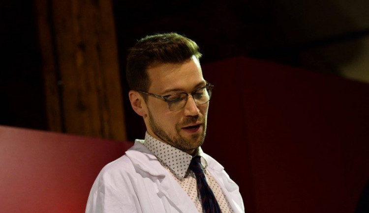 Je libo zažít Kafe a cigárko netradičně? Zkuste Listování s Lukášem Hejlíkem v Olomouci