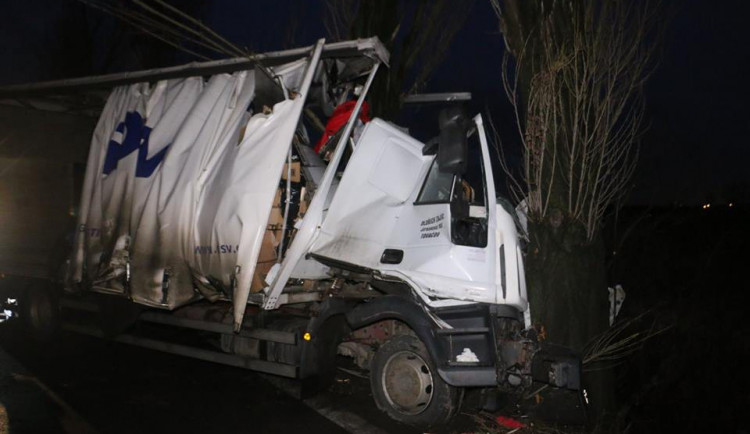 Řidič v Holici nezvládl svůj kamion a narazil do stromu. Síla nárazu ho vymrštila ven z kabiny