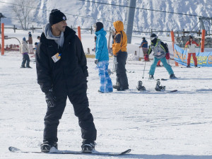 V Jeseníkách napadl nový sníh, provozovatelé vleků hlásí díky jarním prázdninám přivaly lyžařů
