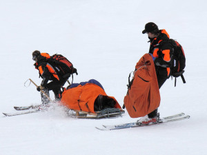 Na sjezdovce v Jeseníkách zemřel lyžař, narazil do stromu