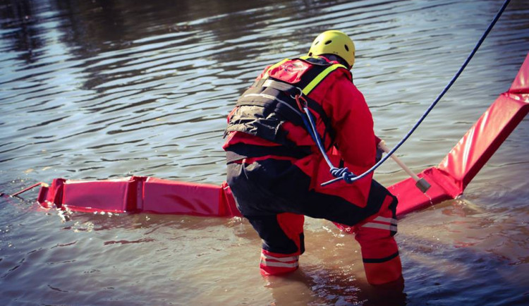 Opilý muž spadl nad ránem do Moravy, vytáhnout ho museli hasiči