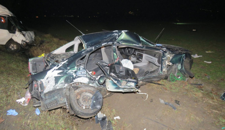 Na bludovském kopci se střetla dodávka s osobákem, záchranáři hlásí dva mrtvé