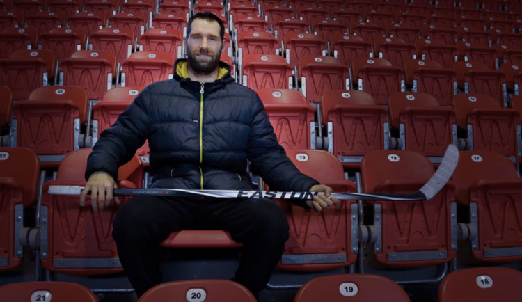 Kohout bez výstroje Martin Vyrůbalík: Na ledě sveřepý kapitán a obránce, mimo něj rodinný typ