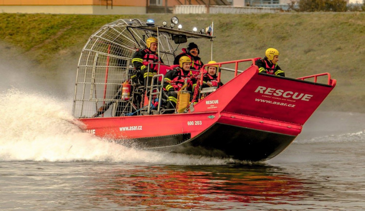 FOTO: Olomoučtí hasiči jako první v republice dnes na Moravě testovali záchranné plavidlo ASAR