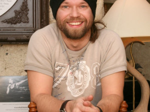 Divadlo na Šantovce vydraží dva poslední lístky na Deštivé dny, výtěžek půjde Dětskému centru Ostrůvek