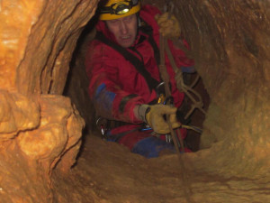 FOTO: Hasiči cvičili ve vápencovém lomu záchranu člověka z jeskyní a zúžených prostor