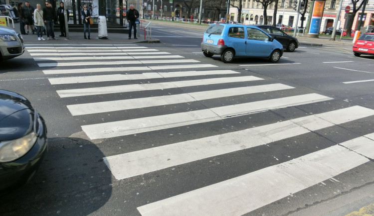 Nepozorný řidič srazil chodce na přechodu a z místa nehody ujel. Policie hledá svědky