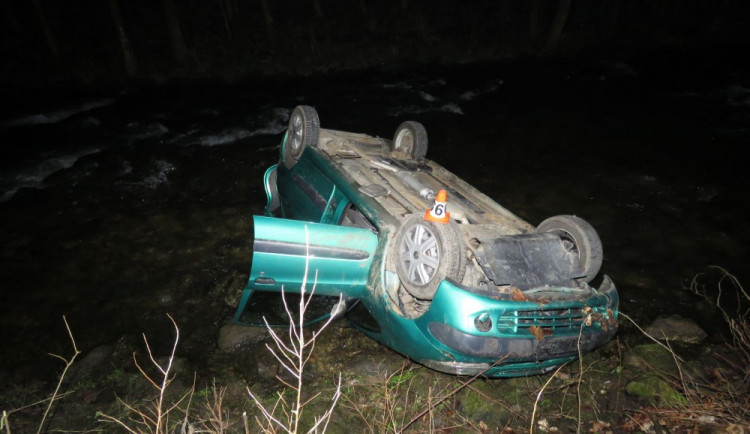 Opilý řidič se lekl lesní zvěře, s autem skončil na střeše v řece