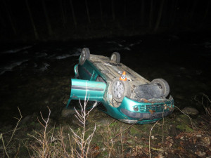 Opilý řidič se lekl lesní zvěře, s autem skončil na střeše v řece