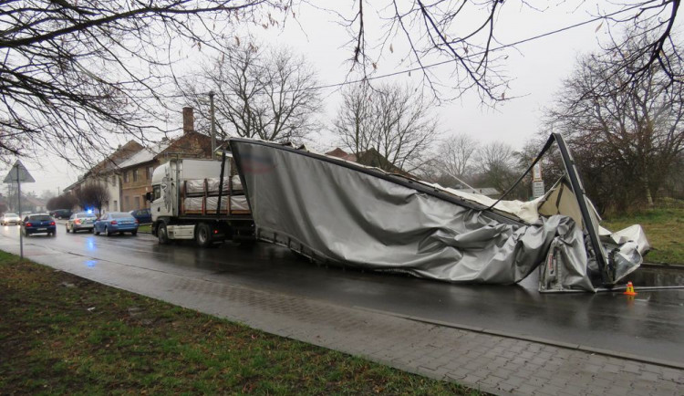 Řidič se se svým kamionem nevlezl pod železniční most