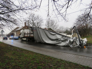 Řidič se se svým kamionem nevlezl pod železniční most