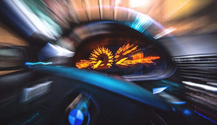 Řidič uháněl Olomoucí dvousetkilometrovou rychlostí, policisté po něm i stříleli