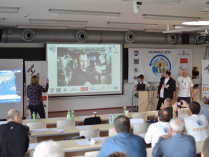 Olomoučtí studenti se živě spojili s vesmírnou stanicí ISS a vyzpovídali astronauta Tima Peaka