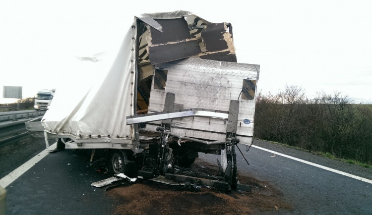 AKTUALIZOVÁNO: Řidič autobusu přehlédl šoféra u odstavené dodávky, muž střet nepřežil
