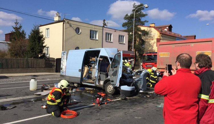 V Olomouci se střetl náklaďák s osobákem, hasiči vyprošťovali tři osoby