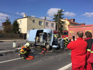 V Olomouci se střetl náklaďák s osobákem, hasiči vyprošťovali tři osoby